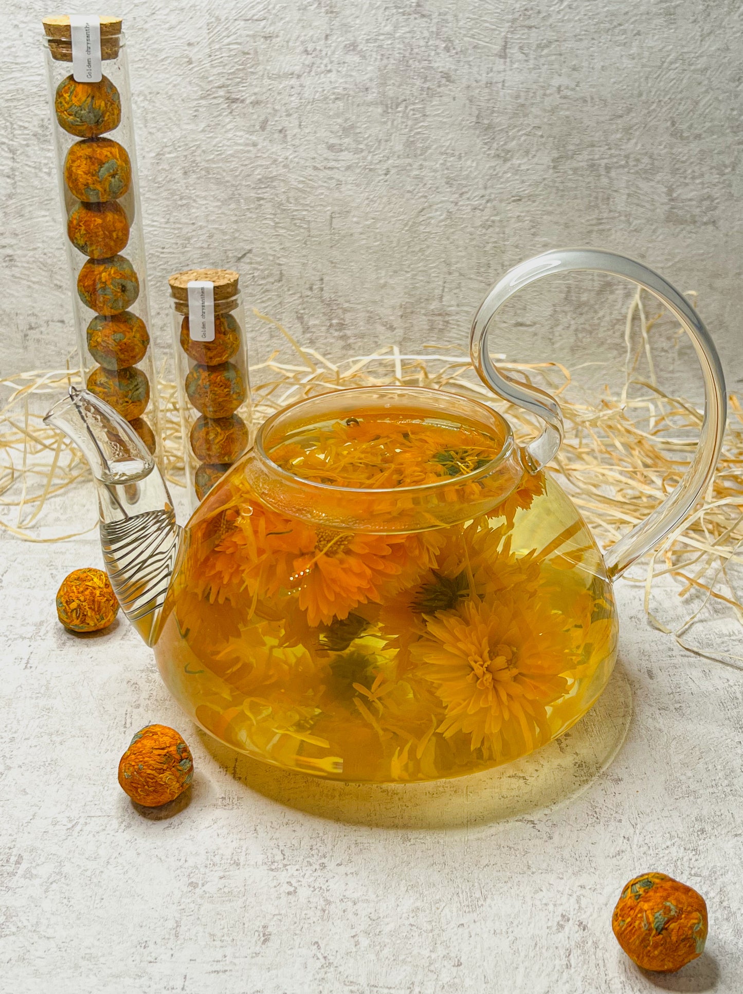 Goldene Chrysantheme - Blühender Tee in Glas mit Korkdeckel