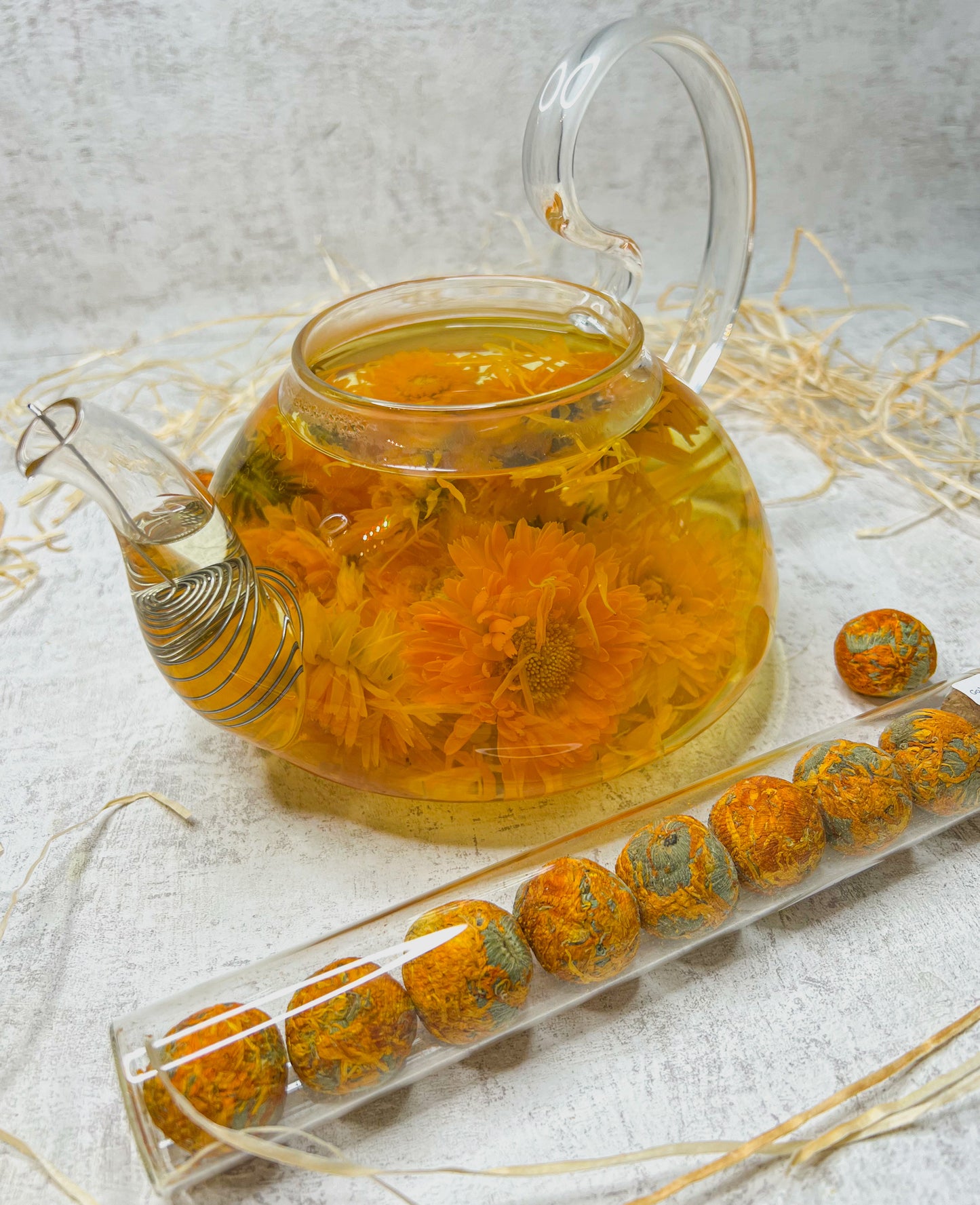 Golden Chrysanthemum - Blooming tea in glass with cork lid