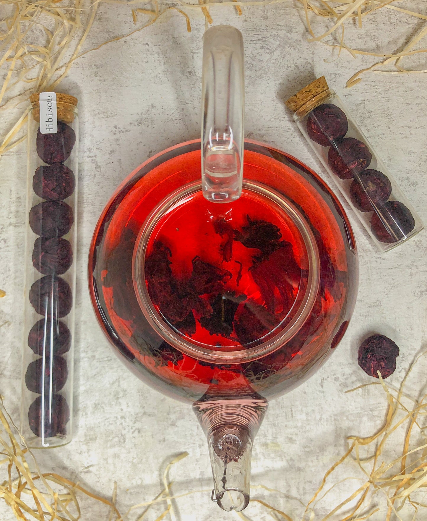 Hibiskus - Blühender Tee in Glas mit Korkdeckel