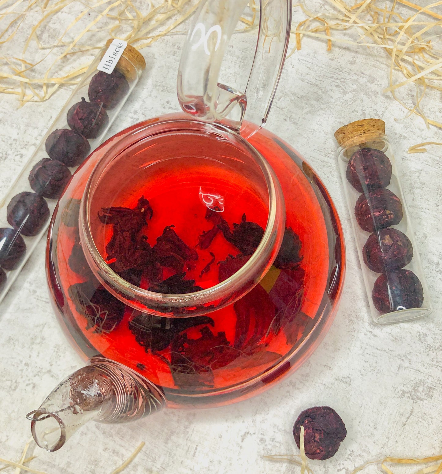 Hibiskus - Blühender Tee in Glas mit Korkdeckel