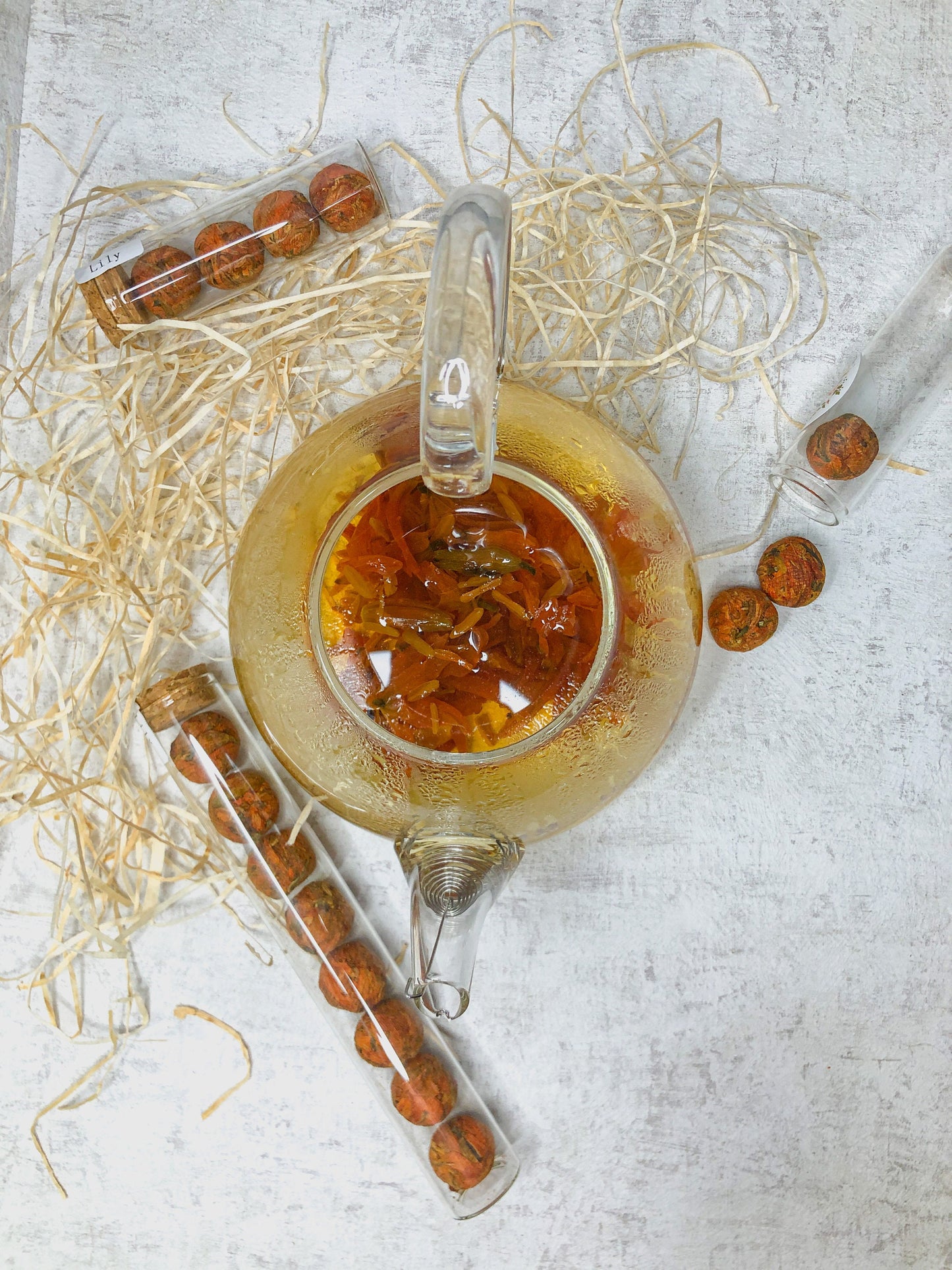 Lilie - Tee Blumen Kugel – Blühender Tee Ball mit Glas und Korkdeckel - Tee Gastgeschenk im Glas