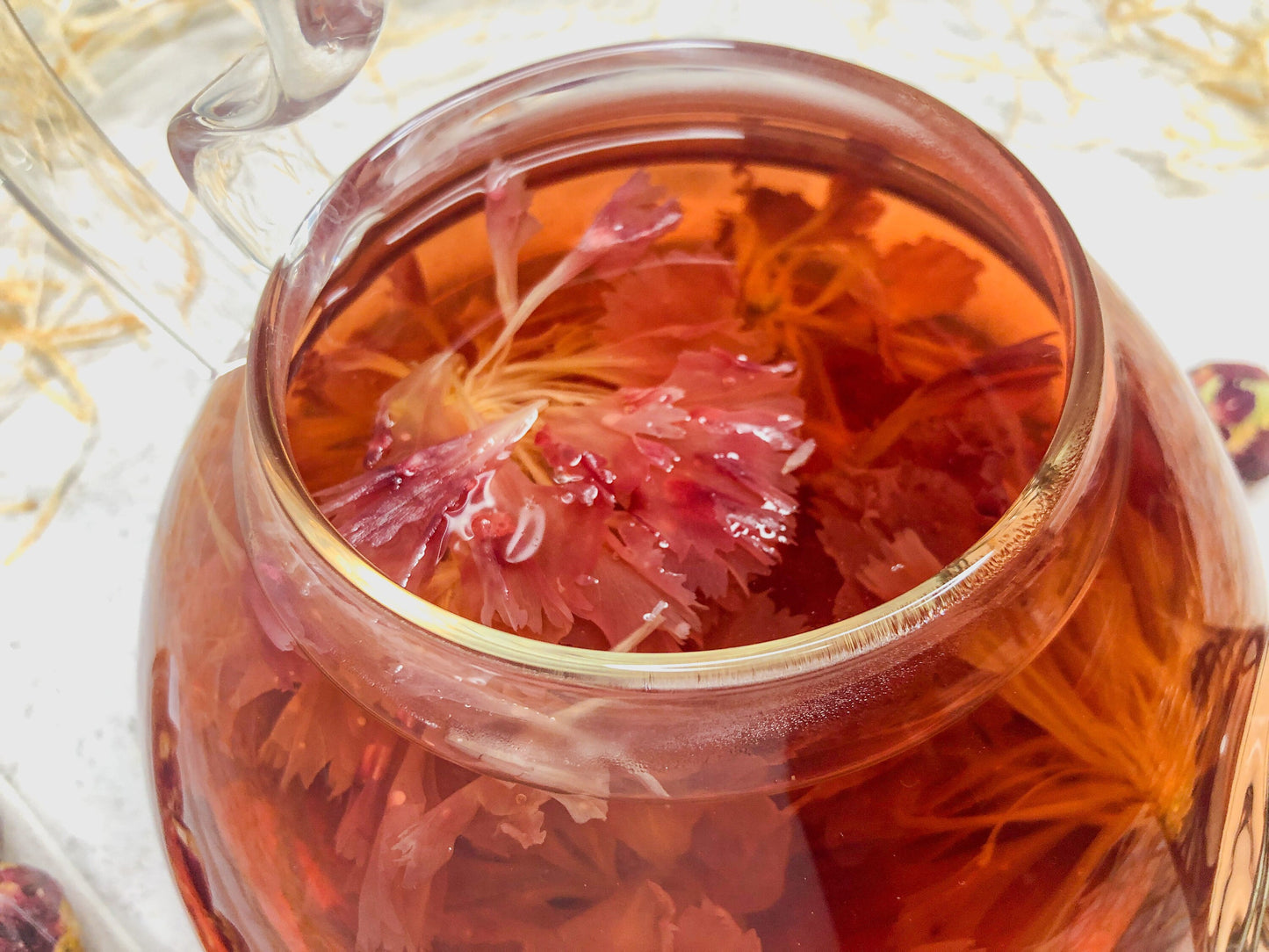 Nelke - Tee Blumen Kugel – Blühender Tee in Glas mit Korkdeckel - Tee Gastgeschenk im Glas