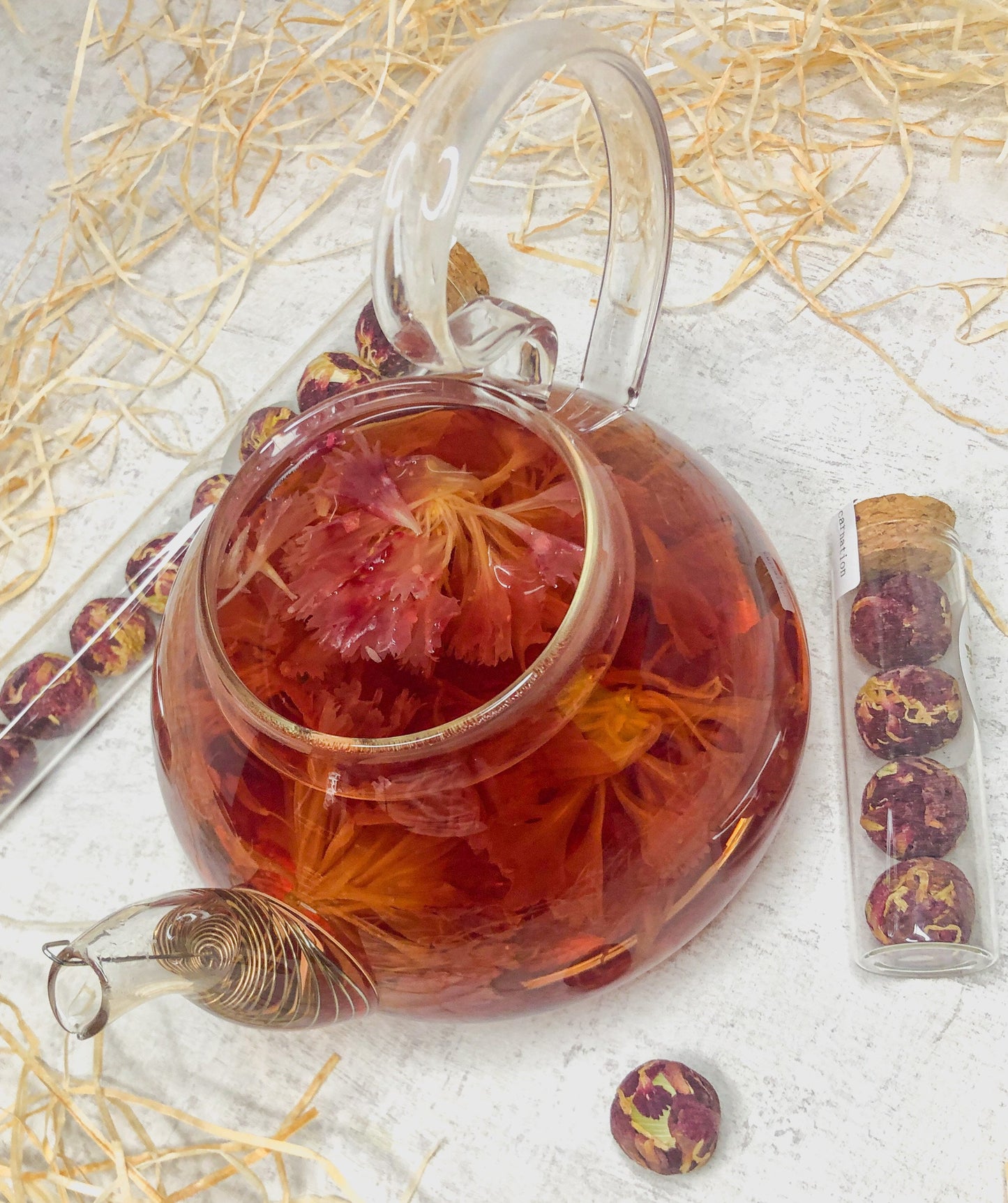 Nelke - Tee Blumen Kugel – Blühender Tee in Glas mit Korkdeckel - Tee Gastgeschenk im Glas